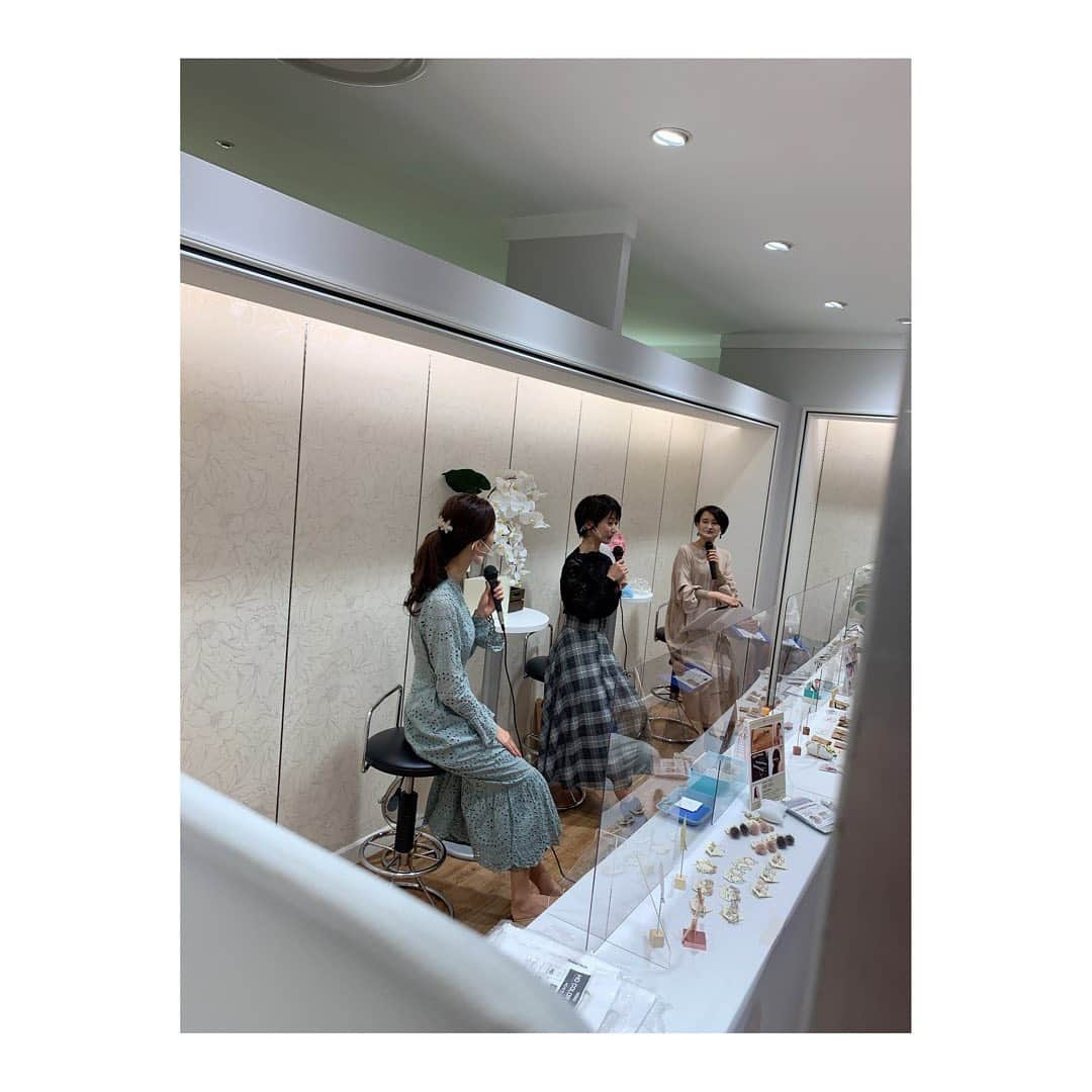 鳳翔大さんのインスタグラム写真 - (鳳翔大Instagram)「今日は可愛い娘役3人さんによる、『トークイベント&アクセサリー販売会』 一花さんとあんりとゆうり🌸 みんな普段から仲良くしてもらってるので会えて嬉しかったわーい🙌  @sakuraichika_official  @hiyo_anri_insta0908  @urara_reimi   皆様アクセサリー手作りで販売しているそうなので要チェックですよ✨✨ ホントに上手だし可愛いかったので私も注文しました🤣 トークも耳ダンボで聞いちゃった👂  しかも隠し撮りしてるとこを隠し撮りされてた。 必死で撮ってる😂  そして今日はまいまいさんも遊びに来てくれました😍 @rin.ren_futago  久々にお会い出来て嬉しかったです！ 相変わらずお綺麗で…💐  そして本日もDineigeコーデも載せます♪ パーカーやマスクもとてもご好評頂きまして、マスクのpink beigeはオンラインは完売ですが日比谷シャンテには在庫わずかですが御座いますので是非！！ Bagやブーツもかなり在庫少なくなってますので是非気になる商品などはこちらからチェックしてみて下さいね💚 @dineige_dai   明日も11時から20時までです🖤 お待ちしてます♪  #dineige #鳳翔大 #ヘアフレグランスオイル  #ヘアオイル #サラサラヘアー  #ヘアミスト #カシミアマフラー #マスク #とろけるマスク #耳が痛くならないマスク  #ブラックマスク #トートバッグ #バニティバッグ  #ロンt #フーディー  #バケットハット #ロゴt  #エコバッグ #美脚ブーツ #ショートブーツ #美脚 #プロデュース #デザイン #宝塚 #雪組 #オシャレ  #オシャレコーデ」11月1日 22時25分 - dai_hosho_official