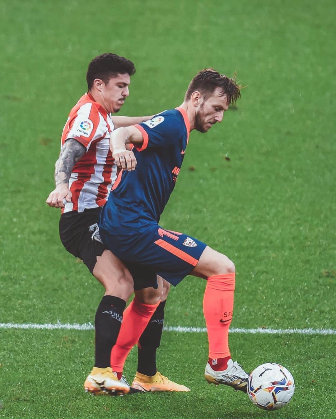 イヴァン・ラキティッチのインスタグラム：「Hard defeat, but we have to keep our heads up! Always! 👊🏼💪🏼 — Dura derrota, pero cabezas arriba! Siempre! 👊🏼💪🏼  #IvanRakitic #NuncaTeRindas #vamosmisevilla」