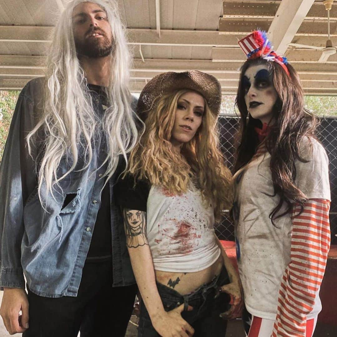 ロブ・ゾンビさんのインスタグラム写真 - (ロブ・ゾンビInstagram)「Baby Firefly and her fucked up family were out in full force this year. #houseof1000corpses #sherimoonzombie #thedevilsrejects #3fromhell #robzombie #halloween」11月1日 22時29分 - robzombieofficial