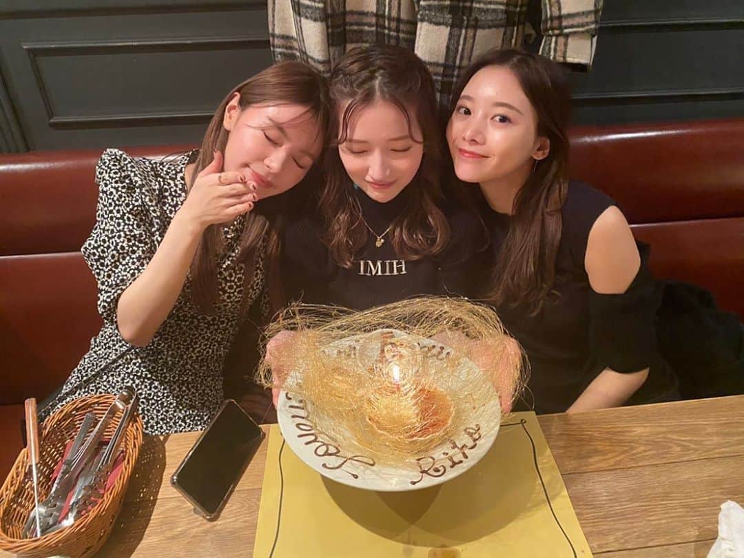 南りほのインスタグラム：「まずは、大好きな2人から🥺💓 ご飯も美味しかったしサプライズされました〜🥳♥️ プレゼントも大事に使うね🥰ありがとう🤍」