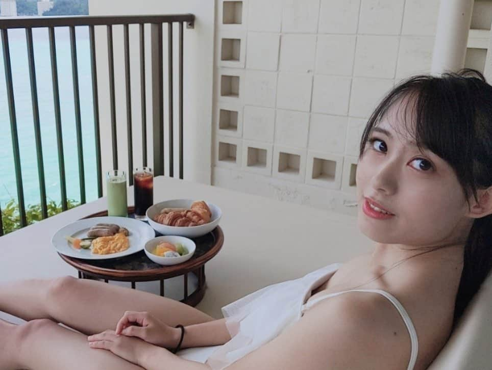 上野瑚子のインスタグラム：「まったり沖縄振り返り投稿その3 . . The Terrace Club AT Busenaのルームサービスのモーニング♡贅沢すぎた...！ ゴロゴロしながら海眺めながら美味しいモーニングで最高🙈 . . . #ブセナテラス #テラスクラブアットブセナ #busenaterrace #thebusenaterrace #theterraceatbusena #ザテラスクラブアットブセナ #沖縄 #okinawa #okinawajapan #水着 #ビキニ #ビーチ #リゾート #travel #trip #beach #モーニング  #朝食 #テラス  #ビジョビ　#天使と女神のハーフ #美女navi #ビジョフォ #ビジョラダ #美人名鑑　#美女ふぁいる #ビジョグラム #ビジョビジョ #美女の宅急便 #読モ」