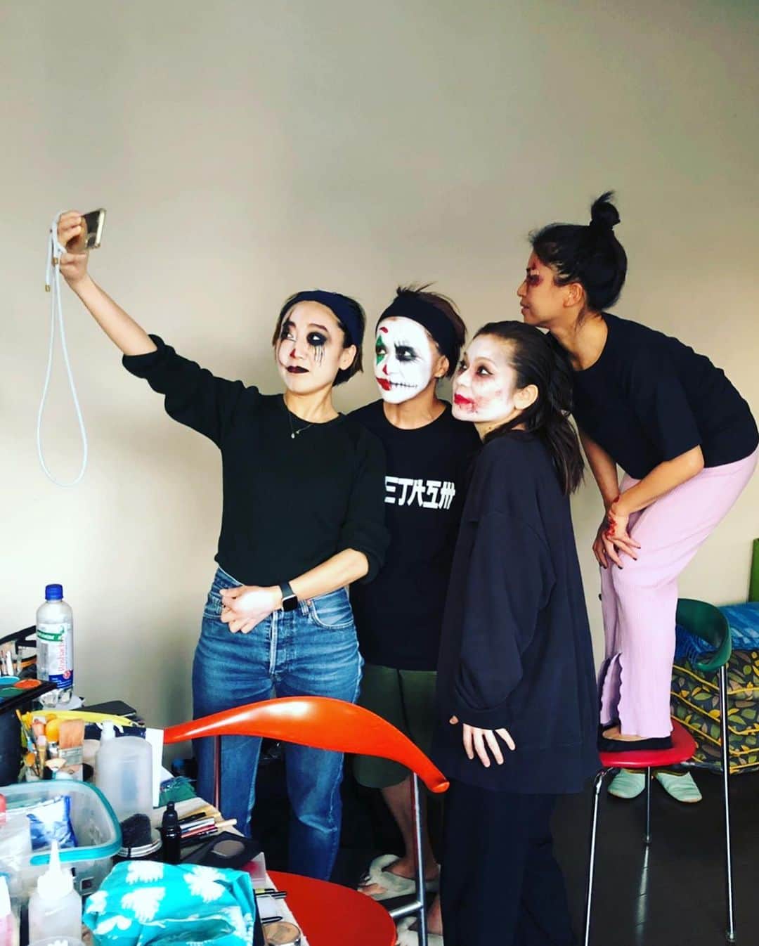 YUKI TAKESHIMAさんのインスタグラム写真 - (YUKI TAKESHIMAInstagram)「HELLOWEEN&BLUEMOON PARTY２０２０🌕🎃🧛‍♂️ DEATH DISCO 本番までチーム本気で練習会 #backstage  #helloweenmakeup  #ドラキュラメイク  #傷メイク  #ジョーカーメイク  #鬼滅の刃メイク  #yukimaketeam  みんなありがと @michikofunabiki  @cocotommyy  @ttoomooii  @mihomua   #東京エディション虎ノ門  #editionhotel #dethdisco」11月1日 22時31分 - yukimake