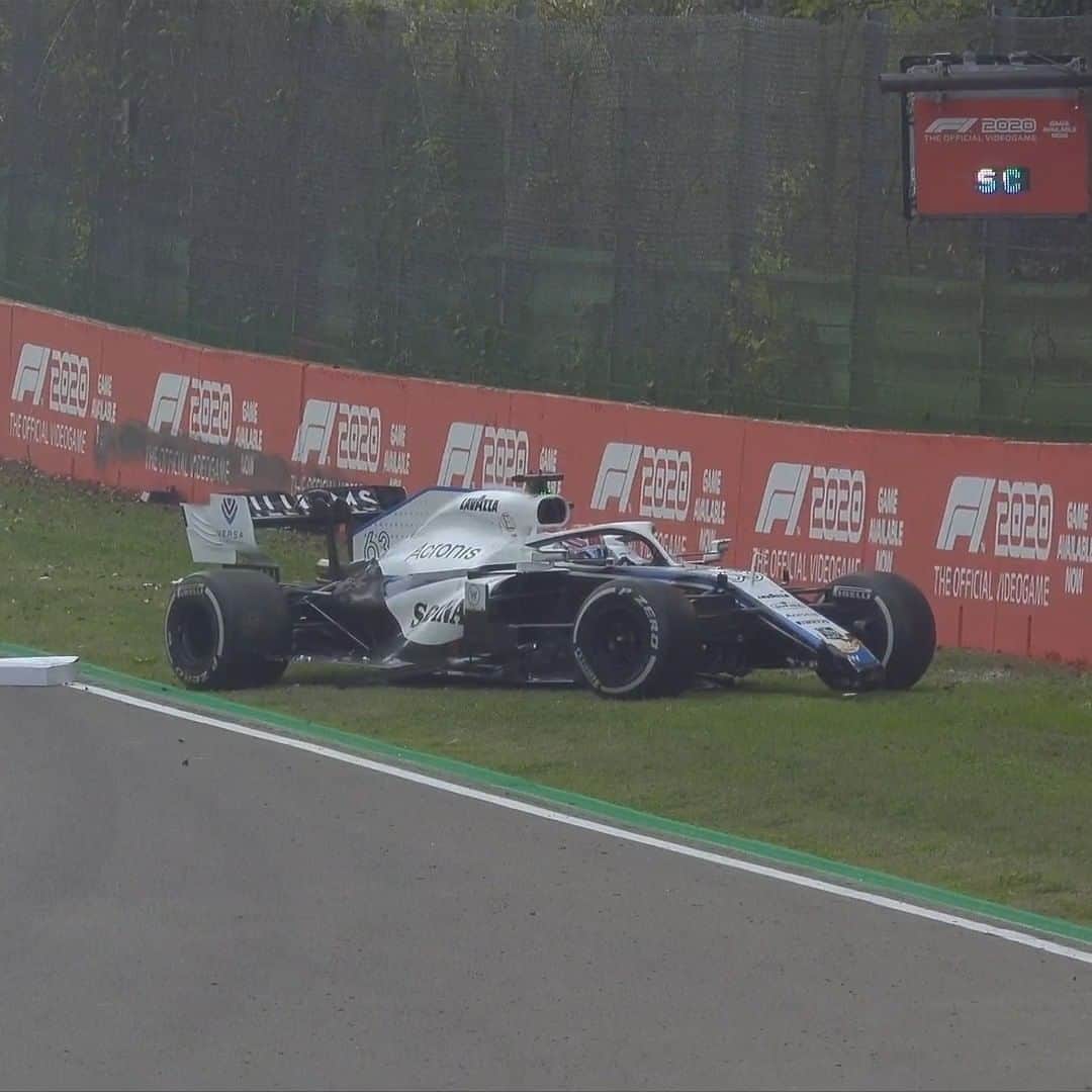 F1さんのインスタグラム写真 - (F1Instagram)「Only 10 laps away from his first #F1 point, George Russell crashes out the #ImolaGP 💔  The @williamsracing driver was behind the safety car when he retired from the race  #Formula1 #Williams #Motorsport」11月1日 22時32分 - f1
