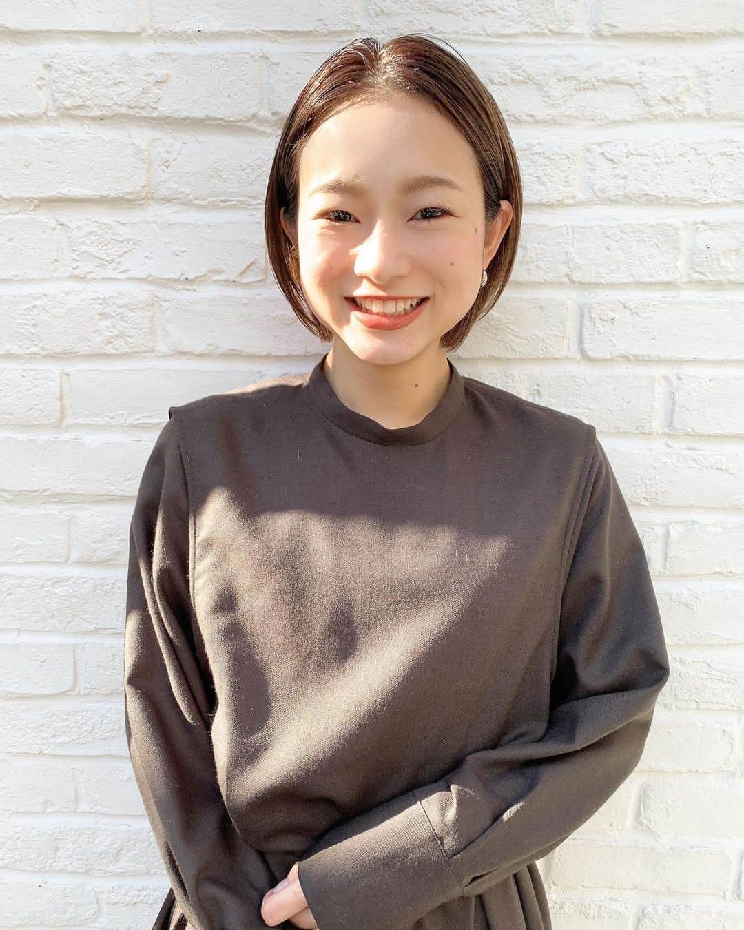 Ramie 山下未紗のインスタグラム：「_ プロフィール写真変えました😙 私もボブ🤍笑笑 .  2回目以降のお客様にもご来店しやすいように 【2回目以降もご利用可能な割引クーポン】 をご用意させて頂いております^ ^✨ . HOTPEPPERのページにて ご確認下さいませ✨ . 毎日のお仕事や家事、子育てで忙しい女性にも 楽にお洒落を楽しんでもらえるような ヘアスタイルを提案させて頂きます🕊🍃 . 同じ女性だからこそ、 皆さんのライフスタイルを理解し、 長い間寄り添っていける関係を 造っていけたらと思ってます☺︎ . ご予約はTOP又はDMより！ もちろん、DMからのご相談もお待ちしております！ . 【衛生ガイドライン】 ・出勤スタッフの削減 ・出勤前の体温チェック、 　こまめな手洗い消毒とうがい ・スタッフ全員のマスク着用 ・窓の開放による換気と、 　高性能空気清浄機の設置 ・セット面の間隔、 　お客様同士の間隔を広く ・お客様毎の席の消毒 （滞在時間はお客様専用の席とします) . 【以下に該当するお客様のご来店をお控え下さい】 ・感染者、及び感染の疑いがある方 ・体温が37.5度以上ある方 ・だるさ（倦怠感）や息苦しさ（呼吸困難）がある方 ・咳が頻繁に出る方 ・感染濃厚接触者と思われる方 ・１４日以内海外渡航歴がある方  １日も早く平凡な日々が訪れるますように。 皆様のご健康を心よりお祈り申し上げます。  場所： KILLA(旧RODGE)  東京都渋谷区神宮前6-18-14 JS神宮前プロパティ４F TEL：03-6712-6360  #ボブ#ミニボブ#切りっぱなしボブ#大人ボブ#ショート#ショートボブ#ハンサムショート#丸みショートバッサリカット#透明感カラー#外国人風カラー#ブリーチなし#アディクシーカラー#イルミナカラー#グレージュ#極細ハイライト#ミルクティーベージュ#ベージュカラー#ブロンドヘアー#髪質改善トリートメント#ginza#giselle#fudge#cluel#ar」