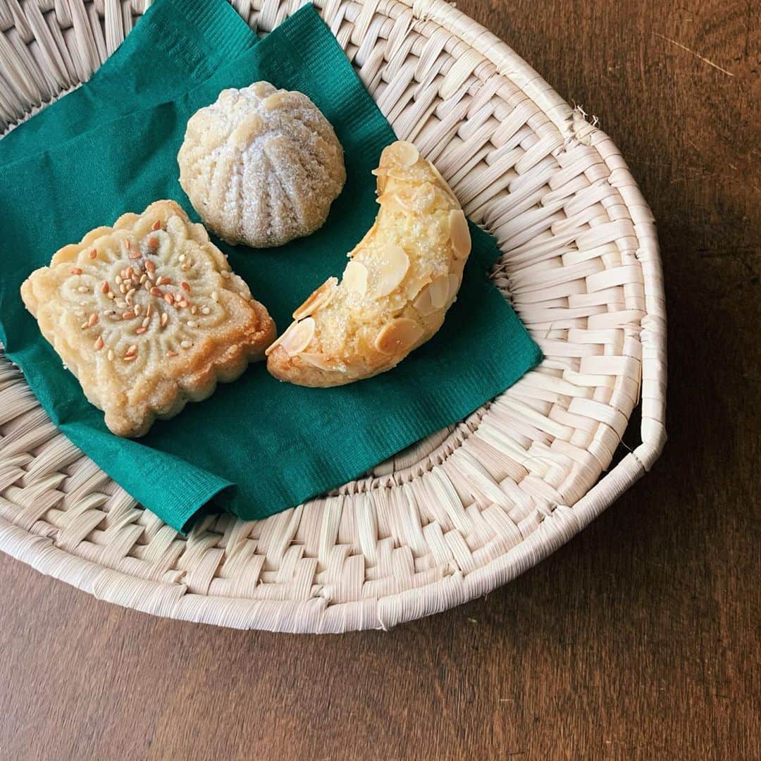 樹神さんのインスタグラム写真 - (樹神Instagram)「今朝のおめざ。  ChezOumH (シェ・ウム・アッシュ）「砂漠を旅するアラブ菓子」 @chez_oum_h   ナッツやデーツ、セモリナ粉を贅沢に使った伝統的なアラブ菓子。  異国情緒たっぷりの独特な香り高い焼き菓子でマグレブ地方の旅気分。  #今日のおめざ#シェウムアッシュ#アラブ菓子」11月1日 22時34分 - kotamaofficial