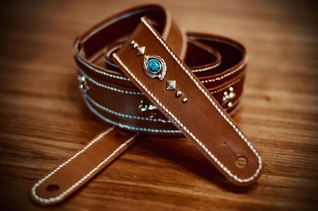 名渡山遼さんのインスタグラム写真 - (名渡山遼Instagram)「Complete. This is my own handmade ukulele strap.  #ukulelestrap #ukulele #handmade #leathercraft #レザークラフト #ウクレレ #ハンドメイド #ウクレレストラップ #名渡山遼 #ryonatoyama」11月1日 22時44分 - ryo_natoyama