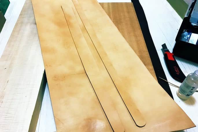 名渡山遼さんのインスタグラム写真 - (名渡山遼Instagram)「Complete. This is my own handmade ukulele strap.  #ukulelestrap #ukulele #handmade #leathercraft #レザークラフト #ウクレレ #ハンドメイド #ウクレレストラップ #名渡山遼 #ryonatoyama」11月1日 22時44分 - ryo_natoyama