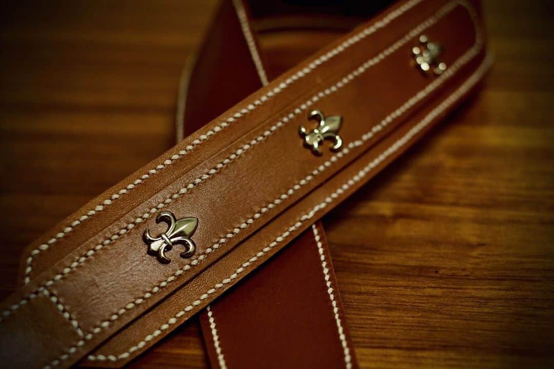 名渡山遼さんのインスタグラム写真 - (名渡山遼Instagram)「Complete. This is my own handmade ukulele strap.  #ukulelestrap #ukulele #handmade #leathercraft #レザークラフト #ウクレレ #ハンドメイド #ウクレレストラップ #名渡山遼 #ryonatoyama」11月1日 22時44分 - ryo_natoyama