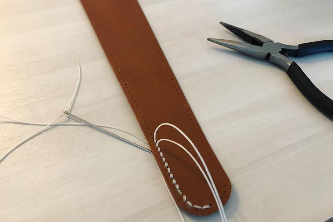 名渡山遼さんのインスタグラム写真 - (名渡山遼Instagram)「Complete. This is my own handmade ukulele strap.  #ukulelestrap #ukulele #handmade #leathercraft #レザークラフト #ウクレレ #ハンドメイド #ウクレレストラップ #名渡山遼 #ryonatoyama」11月1日 22時44分 - ryo_natoyama