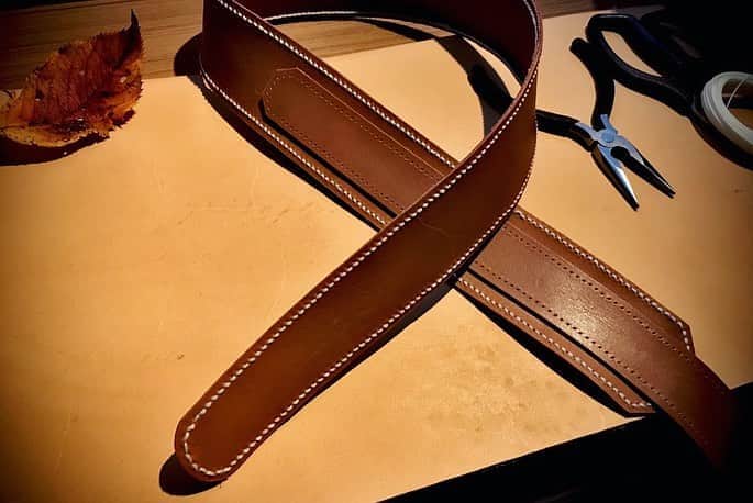 名渡山遼さんのインスタグラム写真 - (名渡山遼Instagram)「Complete. This is my own handmade ukulele strap.  #ukulelestrap #ukulele #handmade #leathercraft #レザークラフト #ウクレレ #ハンドメイド #ウクレレストラップ #名渡山遼 #ryonatoyama」11月1日 22時44分 - ryo_natoyama