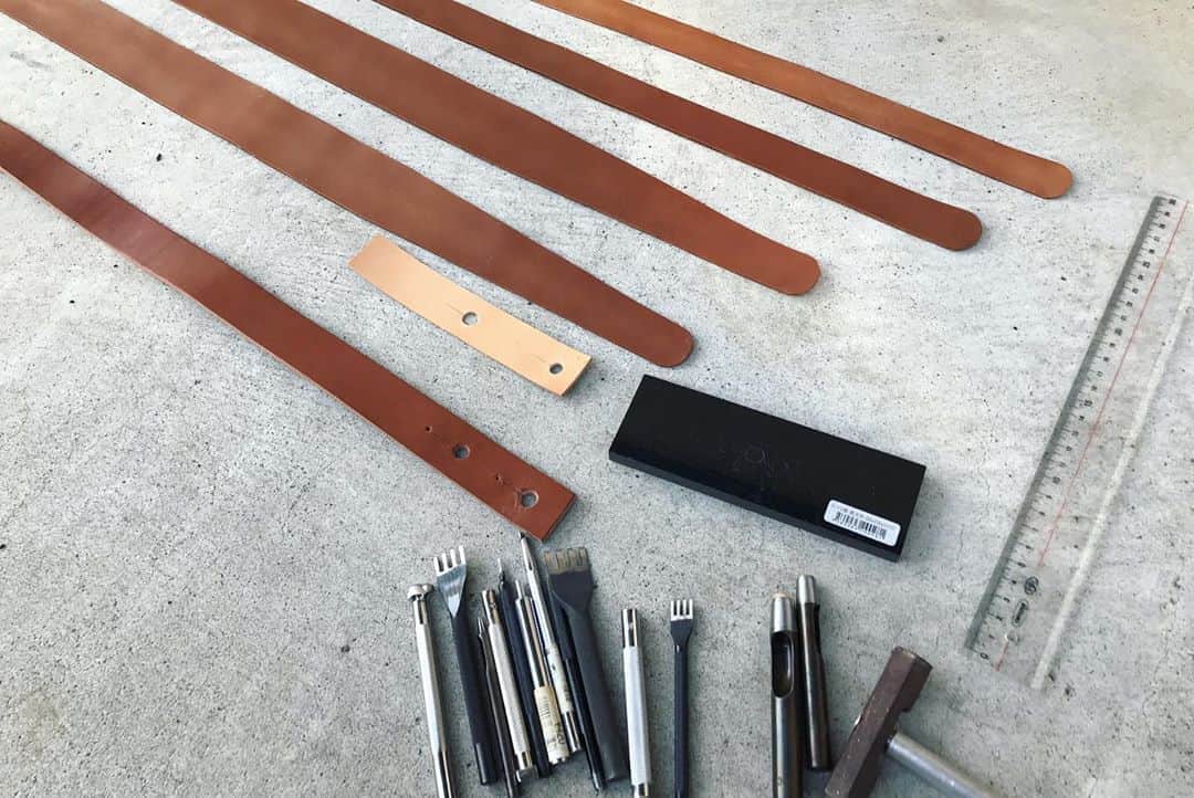 名渡山遼さんのインスタグラム写真 - (名渡山遼Instagram)「Complete. This is my own handmade ukulele strap.  #ukulelestrap #ukulele #handmade #leathercraft #レザークラフト #ウクレレ #ハンドメイド #ウクレレストラップ #名渡山遼 #ryonatoyama」11月1日 22時44分 - ryo_natoyama