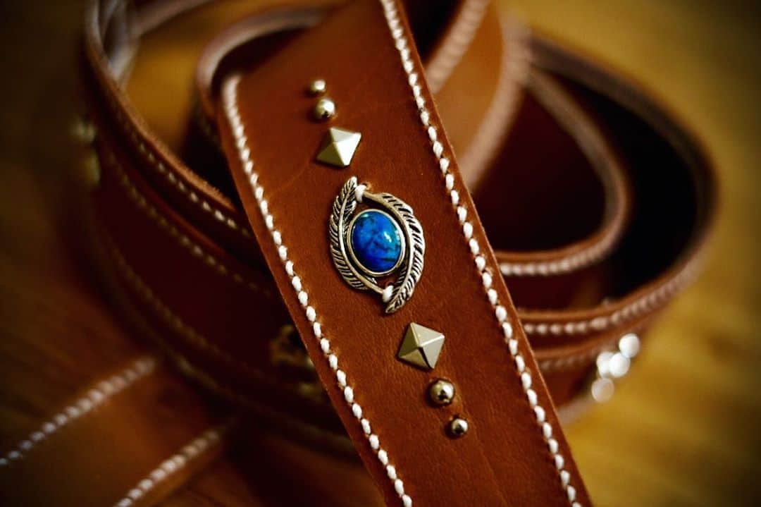名渡山遼さんのインスタグラム写真 - (名渡山遼Instagram)「Complete. This is my own handmade ukulele strap.  #ukulelestrap #ukulele #handmade #leathercraft #レザークラフト #ウクレレ #ハンドメイド #ウクレレストラップ #名渡山遼 #ryonatoyama」11月1日 22時44分 - ryo_natoyama