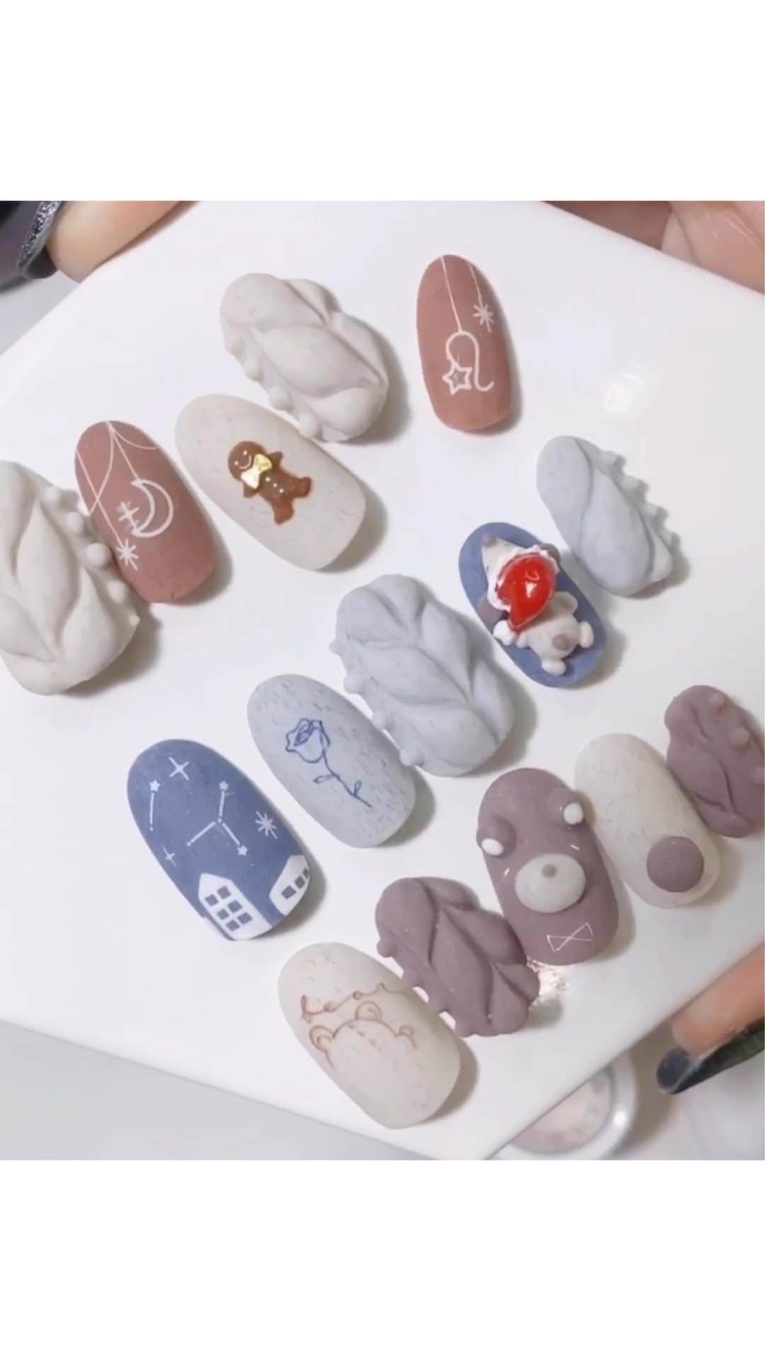 なかやまちえこのインスタグラム：「Instagram Live LOG③。⠀ ⠀ 顔の描き方と完成まで！⠀ complete！！⠀ ⠀ #nail #nails #nailart #ネイル #美甲 #ネイルアート  #japanesenailart #manucure #japanesenails #manicurist #gelnails #أظافر #네일아트 #미용 #vẽmóng #ngườiđẹp  #เพ้นท์เล็บ #искусствоногтя #artedeuñas #เพ้นท์เล็บเจล #ジェルネイルデザイン #ネイルデザイン #senikuku #nagelkunst #クリスマスネイル #xmasnails  #christmasnails @pregelofficial @kimagure_cat_whim @bettygel_official @nail_premall @candypocket_official @joyartofficial」