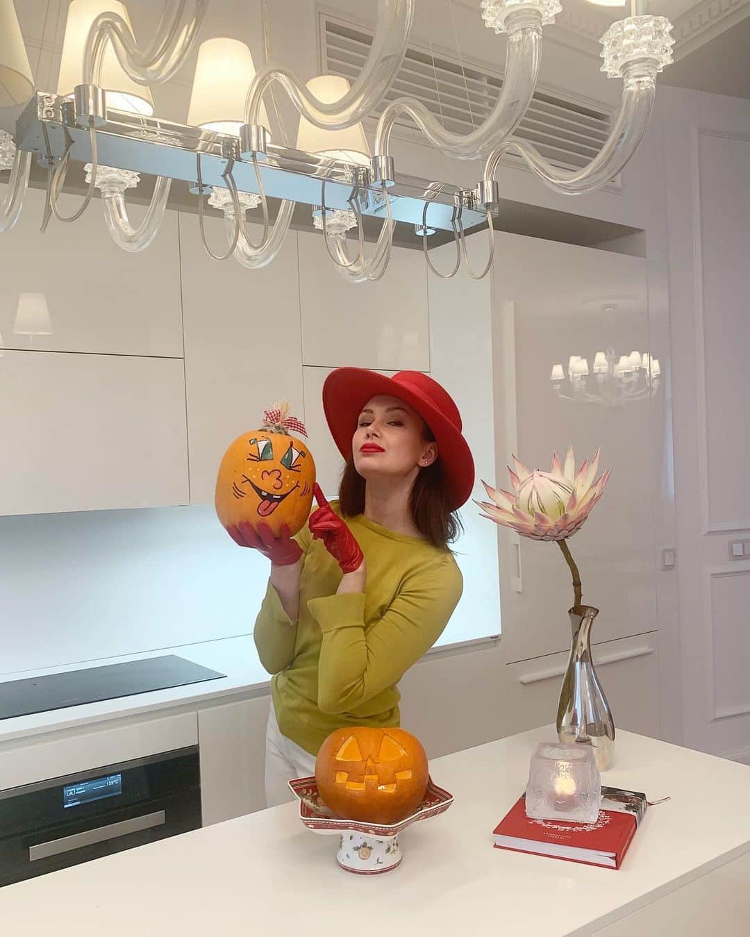アイーダ・ガリフッリーナさんのインスタグラム写真 - (アイーダ・ガリフッリーナInstagram)「Post-Halloween photos..... little-home-red-hat-party 🎩..... 🎃🎃🎃🍁 and how did you spend your HALLOWEEN ?  ⠀ #пост-Хэллоуин-фотографии с нашей домашней «вечеринки красных шляп» 🎩 а как вы праздновали ваш Хэллоуин? 🎃🎃🎃」11月1日 22時42分 - aidagarifullina