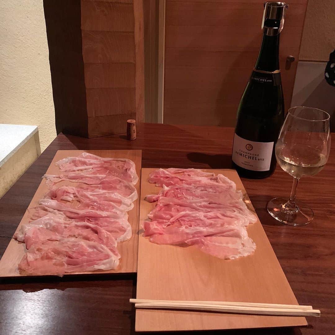 黒沢祐子さんのインスタグラム写真 - (黒沢祐子Instagram)「・ ・ 京都にて生多田ハム会  合言葉は『Happy』 いつも幸せをありがとう🙏🏻  thx @ueto2011 @erinko823  #多田昌豊　#ペルシュウ　#ボンダボン　#京都のどまんなかスパッツさーせん🙇‍♀️ #お暇いただきます　#お仕事もあります」11月1日 22時51分 - yukowedding