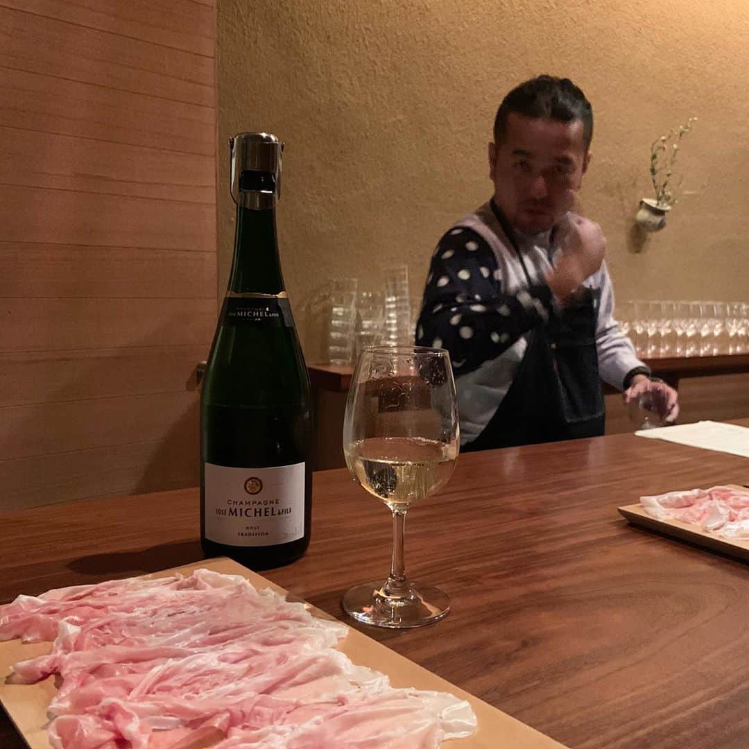 黒沢祐子さんのインスタグラム写真 - (黒沢祐子Instagram)「・ ・ 京都にて生多田ハム会  合言葉は『Happy』 いつも幸せをありがとう🙏🏻  thx @ueto2011 @erinko823  #多田昌豊　#ペルシュウ　#ボンダボン　#京都のどまんなかスパッツさーせん🙇‍♀️ #お暇いただきます　#お仕事もあります」11月1日 22時51分 - yukowedding
