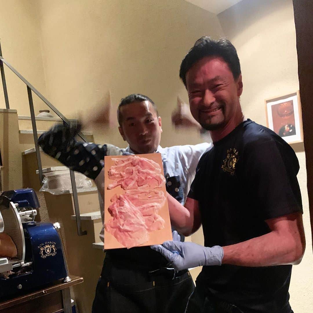 黒沢祐子さんのインスタグラム写真 - (黒沢祐子Instagram)「・ ・ 京都にて生多田ハム会  合言葉は『Happy』 いつも幸せをありがとう🙏🏻  thx @ueto2011 @erinko823  #多田昌豊　#ペルシュウ　#ボンダボン　#京都のどまんなかスパッツさーせん🙇‍♀️ #お暇いただきます　#お仕事もあります」11月1日 22時51分 - yukowedding