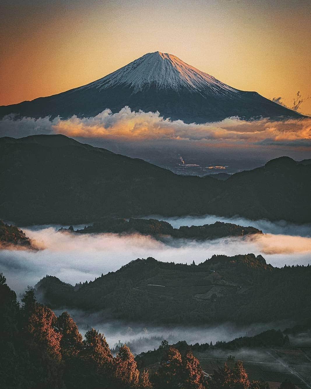 Berlin Tokyoのインスタグラム：「With the sky burning bright at sunrise, Mt. Fuji exudes a fierce energy from within. .  . I lost my doron a little after I photographed this beautiful sunrise. I couldn't find where it is and it's still stuck in the tree.😭 . . . #hellofrom Mt-Fuji #japan」