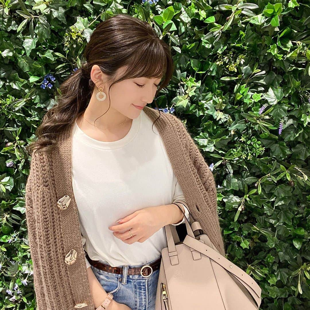 宅島紗彩のインスタグラム：「﻿ 今日のこーでままが褒めてくれから載せる👗💞﻿ ﻿ ﻿ ﻿ ﻿ FRAY I.D大人っぽくなれる気がしてだいすき😄✨﻿ ﻿ ﻿ ﻿ ﻿ ﻿ #code #sunday #weekend #frayid #uniqlou #cluse #watch #clock #autumn #autumnfashion #fashion #hairarrange #brown #loewe #mini #accessory #ブラウンコーデ #ヘアアレンジ #時計 #お手元倶楽部 #秋服 #秋服コーデ #🎃 #🍁」