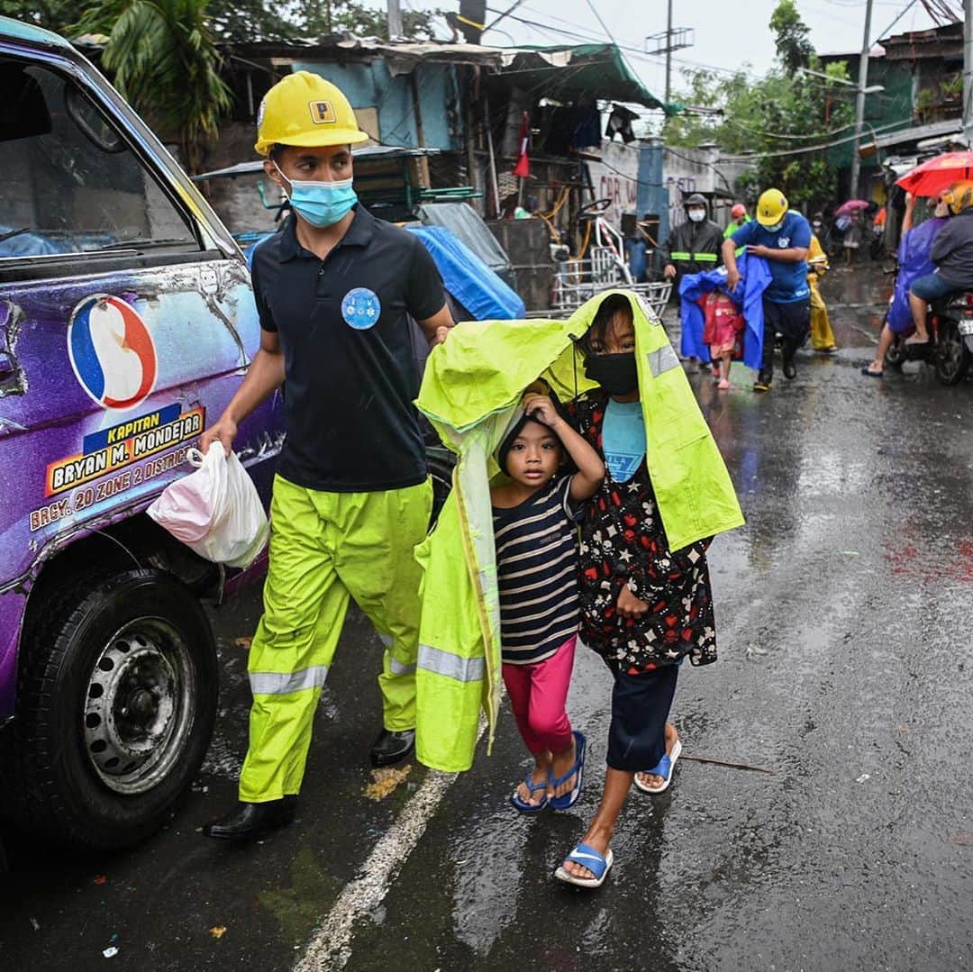 unicefさんのインスタグラム写真 - (unicefInstagram)「Super Typhoon Goni made landfall today with catastrophic winds and torrential rainfall.⁣ ⁣ @unicefphils is monitoring the situation closely and ready to support with life-saving supplies.⁣ ⁣ #RollyPH © UNICEF/Aljibe/AFP⁣」11月1日 22時57分 - unicef