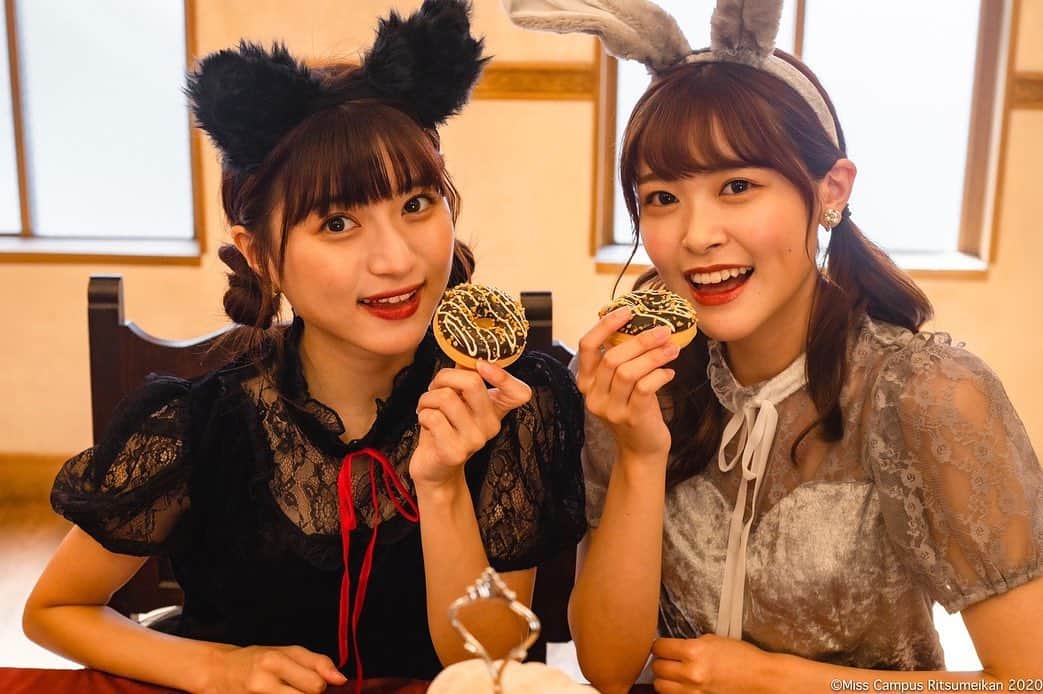 谷口萌衣子のインスタグラム：「ツーショットもせっかくなので載せる〜！  3、4番ペアはネコとウサギでした🐈 かわいい後輩ウサギちゃん😚♡♡ @mcr2020_04ka   #ミスキャンパス立命館  #ハロウィンコスプレ #仮装」