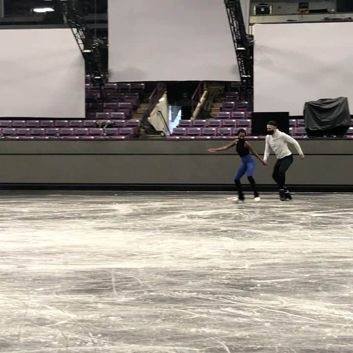 ヴァネッサ・ジェームスのインスタグラム：「Leaping with full faith in @dreamer_aliu78! 🔥  The leap of faith is a pair move that takes such precision and confidence ... Akim learned it in a day! 🙌🏾   If you missed our performance this past Thursday, check it out on @cbcbattle !」