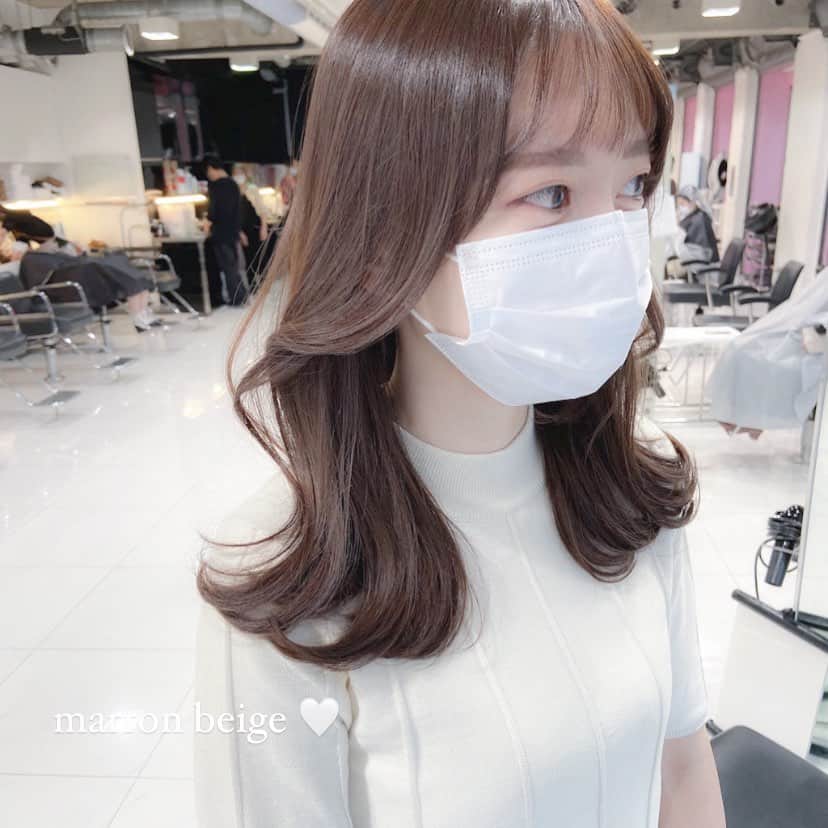 佃加菜のインスタグラム：「marron beige🤍 ゆるくびれヘア🤍 品のある柔らかいマロンベージュ🤍 色素が薄くて透明感たっぷり🤍 . 可愛いを卒業した 25歳からの"可愛らしい女性"に🤍 簡単ミディアムヘア🤍」