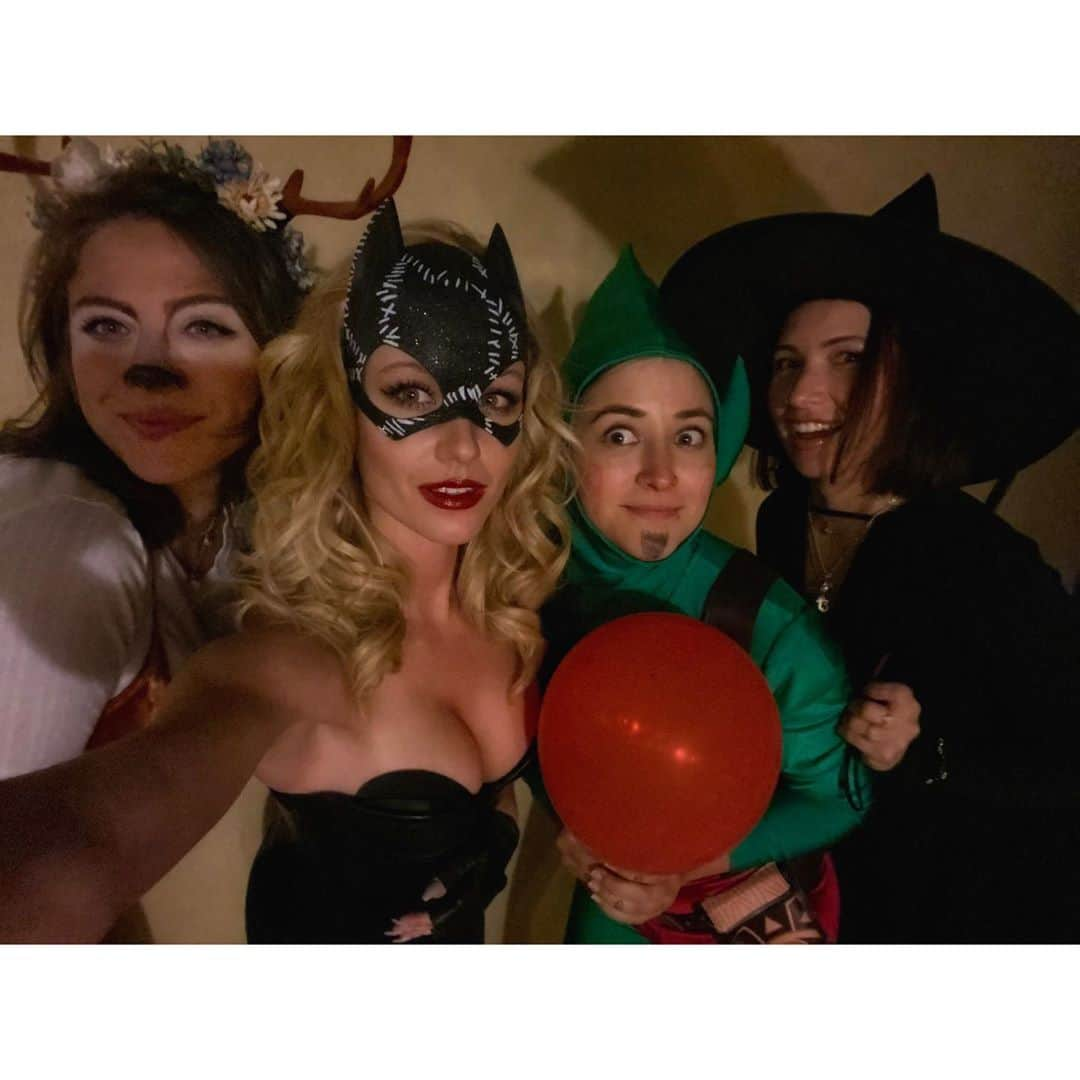 キャサリン・マクナマラさんのインスタグラム写真 - (キャサリン・マクナマラInstagram)「And a good Hallows Eve was had by all...🕸❦☽ Ghouls’ night with the pod. 🎃#HalloweenatHome #HappyHalloween #thisishalloween」11月1日 23時05分 - kat.mcnamara