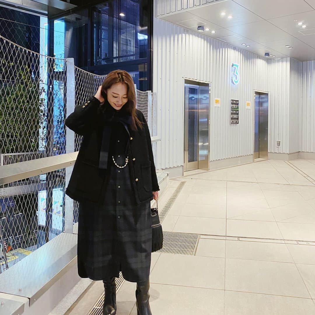 小祝麻里亜さんのインスタグラム写真 - (小祝麻里亜Instagram)「ご両親がいらしてたから、お出かけの格好🍁  昔からブラックウォッチの柄が好きで、やはり今年も。ブラックウォッチ×ツイード×パールのネックレス、クラシカルで好きです🤤💞  ． ． ．＿＿＿＿＿＿＿＿ #outfit #coordinate #look #instafashion #셀스타그램 #얼스타그램 #코디 #스타일링 #데일리 #데일리룩 #오오티디 #가을코디 #ファッションコーデ #お出かけコーデ」11月1日 23時08分 - maria_koiwai