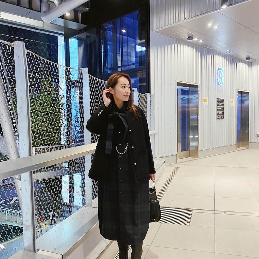 小祝麻里亜さんのインスタグラム写真 - (小祝麻里亜Instagram)「ご両親がいらしてたから、お出かけの格好🍁  昔からブラックウォッチの柄が好きで、やはり今年も。ブラックウォッチ×ツイード×パールのネックレス、クラシカルで好きです🤤💞  ． ． ．＿＿＿＿＿＿＿＿ #outfit #coordinate #look #instafashion #셀스타그램 #얼스타그램 #코디 #스타일링 #데일리 #데일리룩 #오오티디 #가을코디 #ファッションコーデ #お出かけコーデ」11月1日 23時08分 - maria_koiwai