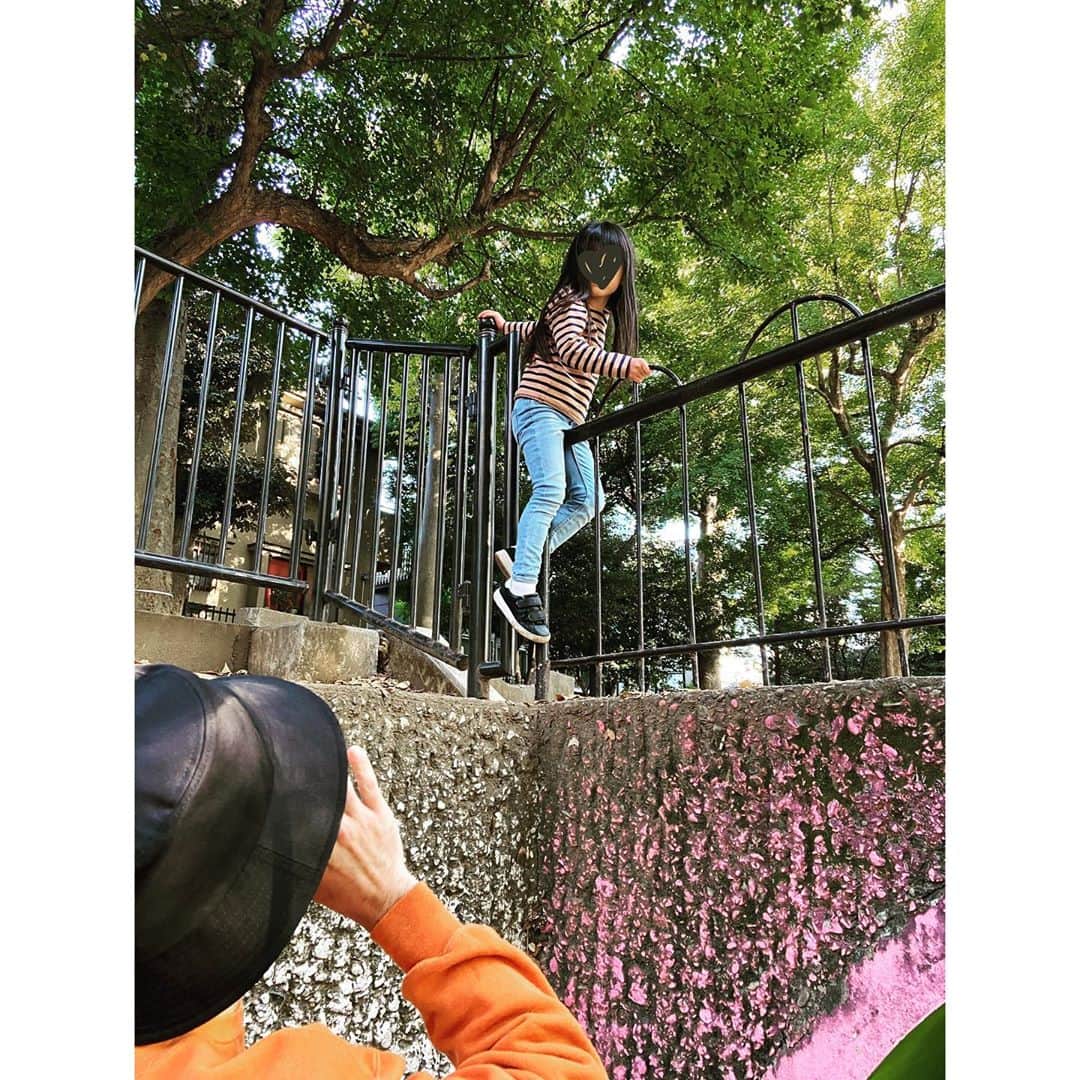 のインスタグラム：「オモチャよりも、外で羽ばたく事が大好きすぎるの。小雨くらいならパパと公園行っちゃうようけるでしょ、もはや止めもしないよ🤦笑  #rin#4歳#長女#姉弟#インドネシア#クォーター#ハーフ#二児の母#love#駒沢公園」