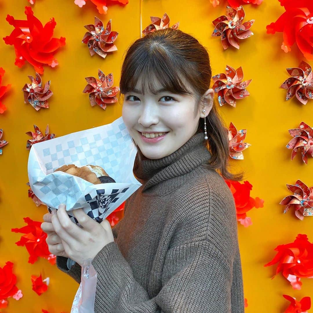 三谷美優のインスタグラム：「・ 浅草のメロンパン🌼  本日も投票よろしくお願いします！！  #ミスコン #ミスコンファイナリスト #ミスコン2020 #ミスコレ #ミス日大 #ミス日大経済 #日大 #浅草グルメ #浅草 #浅草食べ歩き #浅草カフェ #浅草ランチ #雷門 #雷門通り #仲見世通り #仲見世商店街 #花やしき #花月堂 #浅草花月堂 #メロンパン」