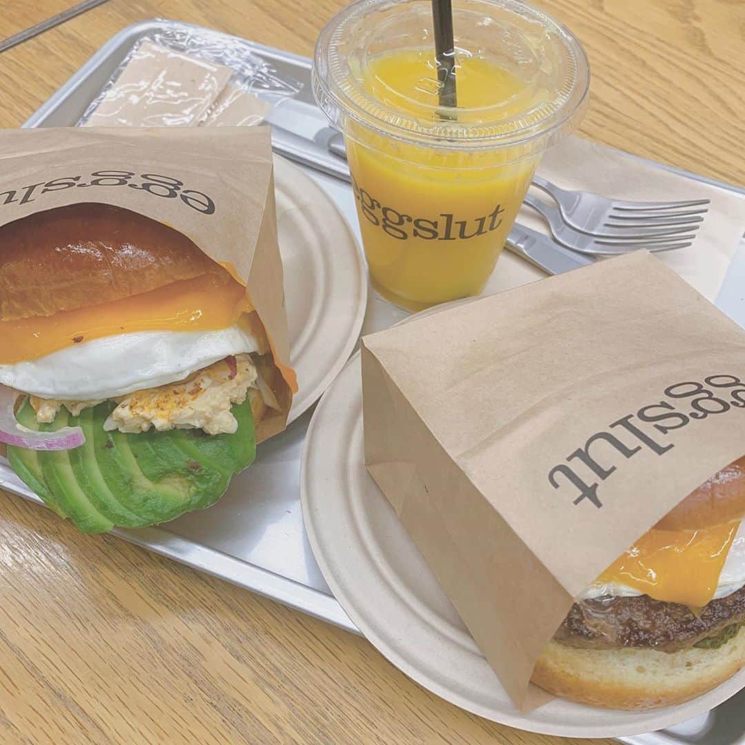のインスタグラム：「𝐞𝐠𝐠𝐬𝐥𝐮𝐭🍳🍔  宮下パーク限定のエビとアボカドのやつ美味しかった♡  #eggslut #hamburger #宮下パーク #宮下パークグルメ」