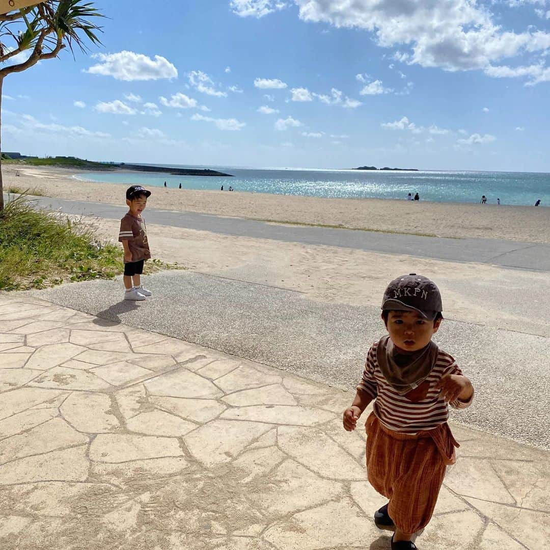 知念美加子さんのインスタグラム写真 - (知念美加子Instagram)「THE SUNDAY❤️ ・ ・ ビーチでピクニック♫ （っていうのかな？笑） ・ ・ 天気も良く、大人もこどもたちも楽しい1日でした❤️  ・ ・ 明日はたぶん筋肉痛。笑 ・ ・ ・ #ビーチピクニック #ちゅらさんビーチ #okinawalife #nofilter」11月1日 23時14分 - chinenmikako