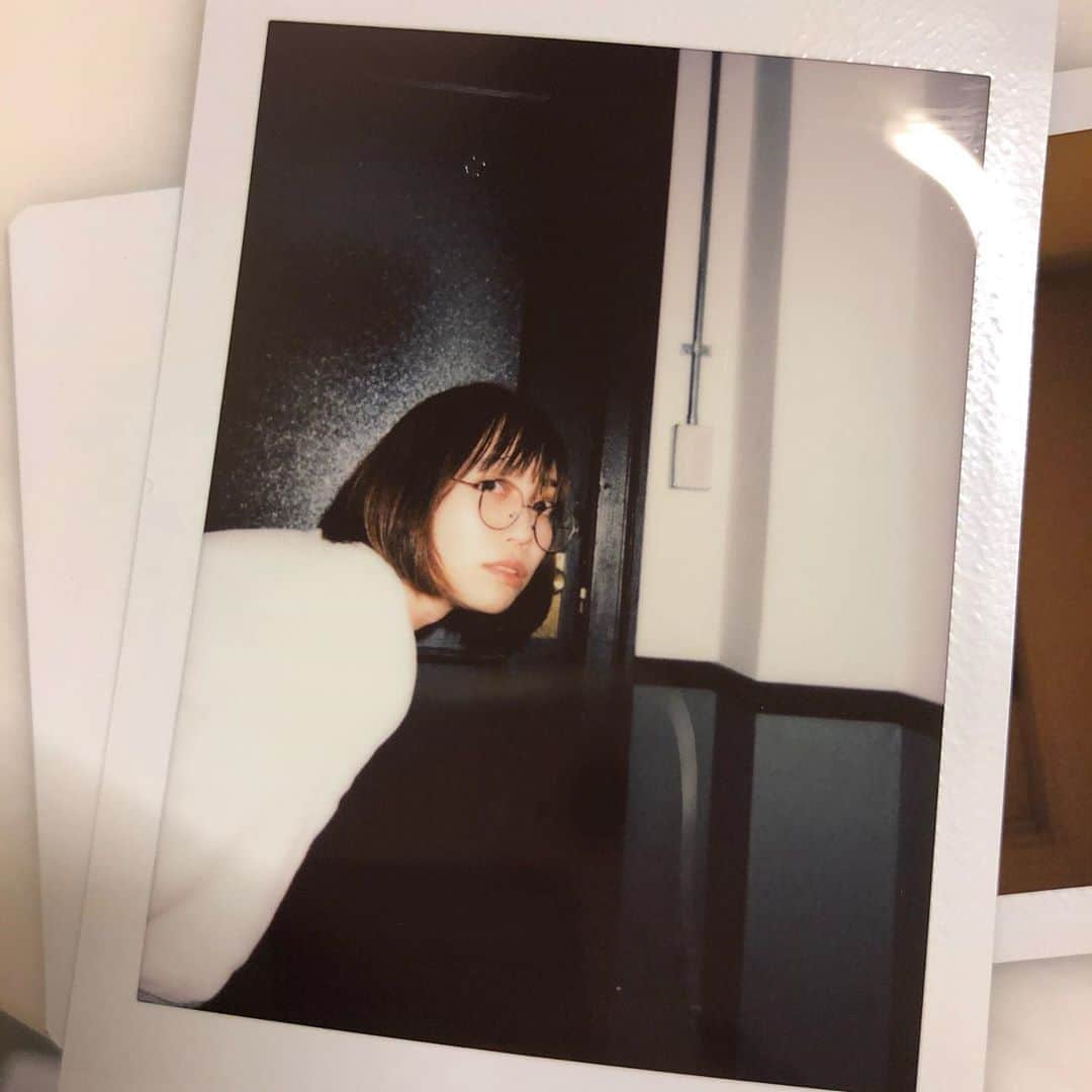 辻詩音のインスタグラム：「楽しみだと思ってくれることが嬉しいです。 わたしが最後にみんなと直接会える環境でライブをしたのは1月の誕生日ライブで、それからもう11月になってしまったね。会場の大きさや状況など考慮しながら、今回もまだ配信限定ライブという形を取らせてもらっています。 本当に制限なくライブができる日が来て、みんなに会ったら泣いちゃいそうだわもう笑 大切なのはその日まで私が頑張ること、みんなも元気でいてくれることですね！  まだまだ元通りの活動はできない環境。 正直、焦燥感の中にもおります。音楽仲間ともそんな話をたまにしながら、励ましあってます。 最近は、ストーリーなどに載せている通りレコーディングをしていて、この前は撮影もしました。 まだいろいろな方の力を借りて、作ってる途中なんだけど、この途中の環境に持っていくのも簡単ではないんだ。 コロナ禍では特に、そう感じる。 ライブをやって、みんなが観てくれて、それでまた次の作品を作ったり活動が出来たり、そのループじゃない？ そのループが出来ていること自体が、当たり前じゃないんだよね。  だからね、こうしてデビュー記念日をまたみんなとライブで迎えられること、それ自体が本当に尊いっ！！エモいっ！！スーパーありがとう！！ってことなのです🎟  SNSで書くと気持ちが伝わってない気がしてなんだかなぁって書きながらも思ってる。 でもいつもみんながくれるコメントとか感想とかで私は、かなり元気貰ってるから自分も少しはそれが出来ていると信じてこうして長々と書いています。  ちゃんと自分の声で言うのはまだ取っておこうっと👸笑 それではちょっと曲の準備をしてきます！ これは来週レコーディングで歌う曲なんだけど、すごく歌詞早く書けたから好き。笑 . . 🏰11月12日(木)20時〜辻詩音Online LIVE「シオンヒットスタジオ！」(ツイキャス ) デビュー記念日のこの日、辻詩音による一夜限りの音楽番組として、展開していく配信ライブです。 デビュー曲はもちろん、未発表の新曲などを音楽番組の中で披露します。 チケット発売中！詳細はオフィシャルHPへ！  #辻詩音 #music #singersongwriter #tsujishion #live #配信ライブ #や」