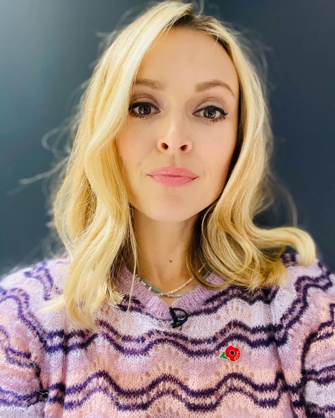 ファーン・コットンのインスタグラム：「Did me own make up for Sunday brunch (not so good at telly make up but @justinejenkins wasn’t allowed in with me)  Thanks for having me chaps. Lovely vibes, lovely cider and great to chat art with Andrew Marr. 💗」