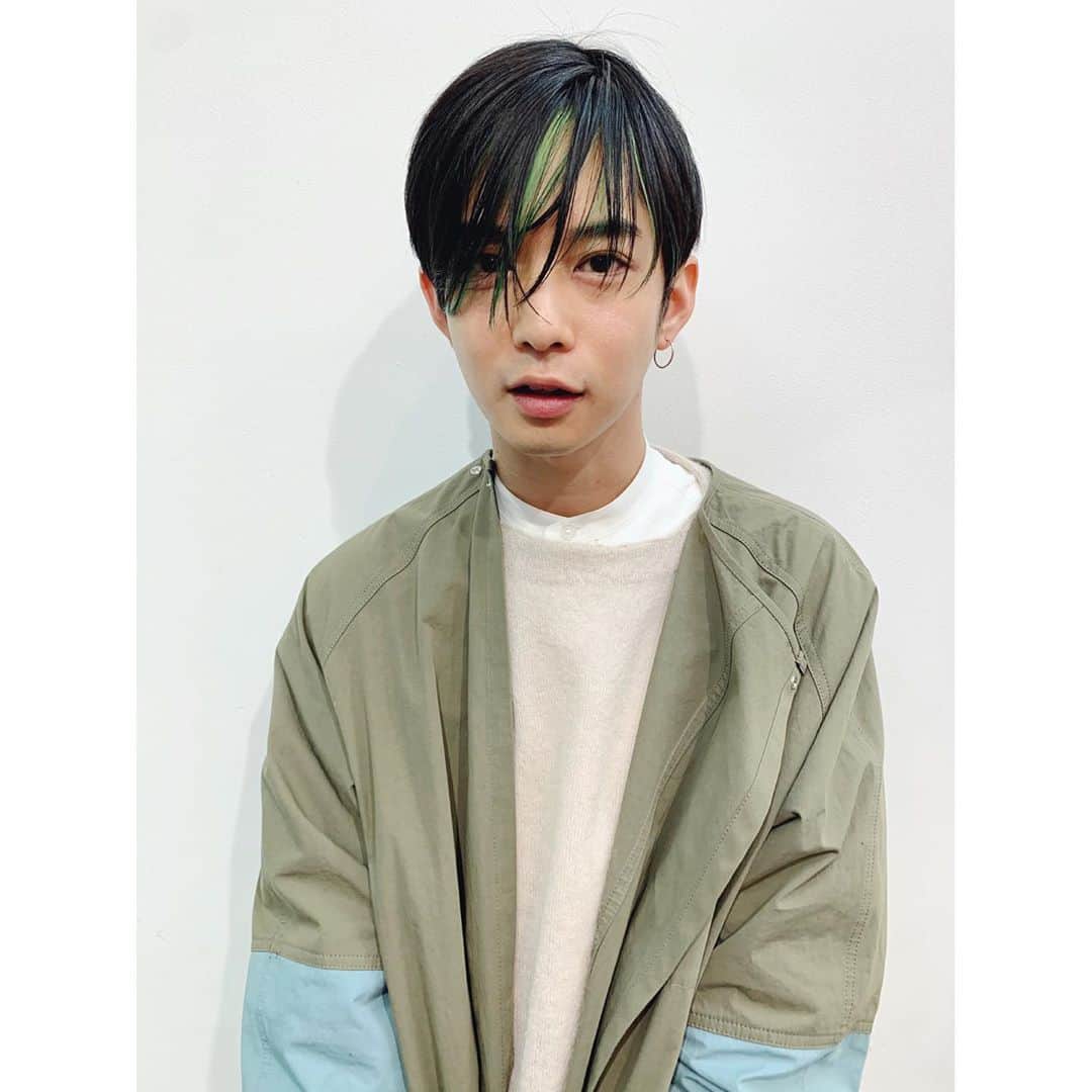 千葉雄大のインスタグラム：「季節は流れ、 木々が色づき始めた今日この頃。 僕の髪の毛は緑に彩られました。 念願。超絶アゲ。 だんだん色が変わっていくんだって。 次はどんな色に出会えるかな。 ちょっとしたことがすごく幸せだな。」