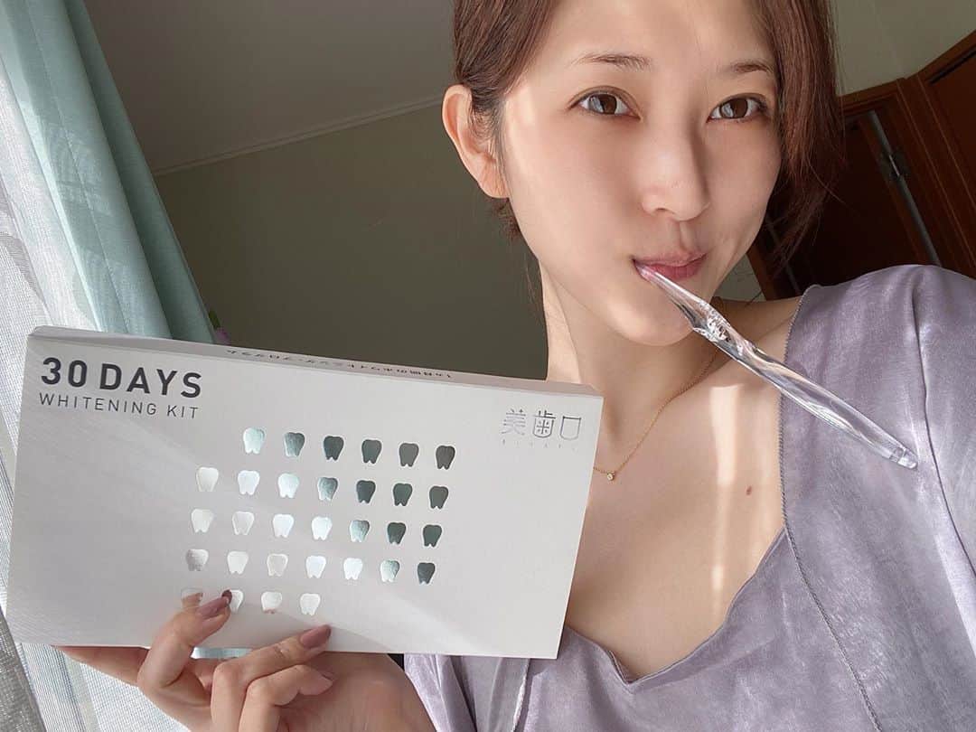 のインスタグラム：「* コーヒーや紅茶がだぁいすきな私☕️ 時折ホワイトニングに行くようにはしていますが、 それでも真っ白な歯を保つのは難しい‥🤔 * ということでお家で簡単にできる 30日間集中ホワイトニングプログラムを 取り入れてみることにしました🦷✨ * ✅美歯口　30DAYS WHITENING KIT @30days_whitening_kit  * 歯ブラシもついているし、 夜の歯磨きをこの30DAYSに変えるだけ♪ 3つの高品質な有効成分が 歯本来の白さへトーンアップしてくれます✨🤩 * 個包装だから持ち運びにも便利だし、 何より簡単に取り組めるところがありがたい✨ 気軽にチャレンジできるホワイトニングケア。 皆さんも是非試してみてください♪ #美歯口　 #30days　 #美歯口のある生活　 #whitening　 #美容好きな人と繋がりたい  #歯磨き粉　#歯ブラシ #口元美人 #笑顔　#smile」