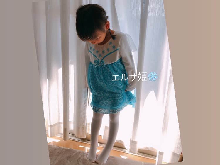 空さやかさんのインスタグラム写真 - (空さやかInstagram)「💎 今年の🎃は エルサ❄️とドナルドで。 * 幼稚園友達と 仮装して「トリックオアトリート」言ったらお菓子もらえる ハロウィンイベントへ👻 * お友達のために 手作りカップケーキを作って🎁 それはそれは楽しみにしてただけあって 終始ご機嫌な１日でした👧👶🏼 * イベントが少しずつ増えてきてて 嬉しいな💕 🎄もこれから楽しみ☺️💎 * * * #halloween #仮装 #エルサ #ドナルド」11月1日 23時27分 - sky_sayaka