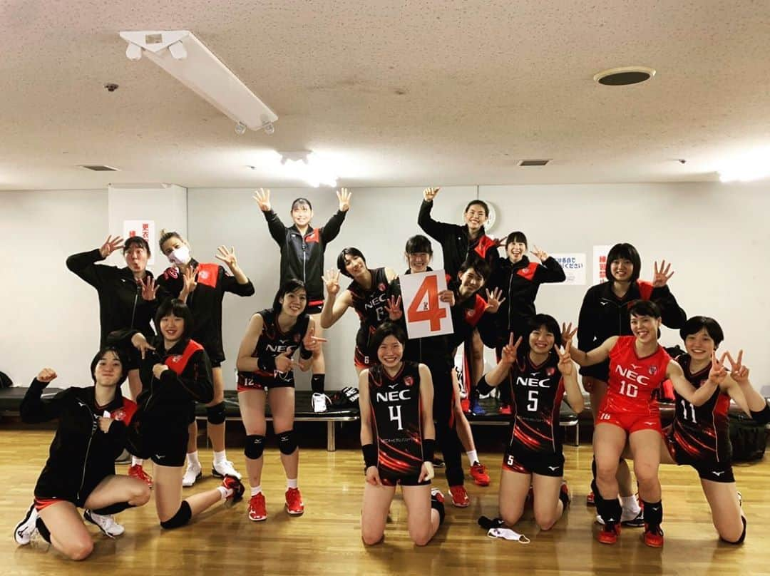 山内美咲のインスタグラム：「#2020-21 #vleague ﻿ #necredrockets  #4勝目  #ウインク体育館  #姫路の思い出  #さりなパイセンのゴチ🥫﻿ #じょんさんからハピハロ🎃﻿ #ブレブレごめんなさい🙏 ﻿」