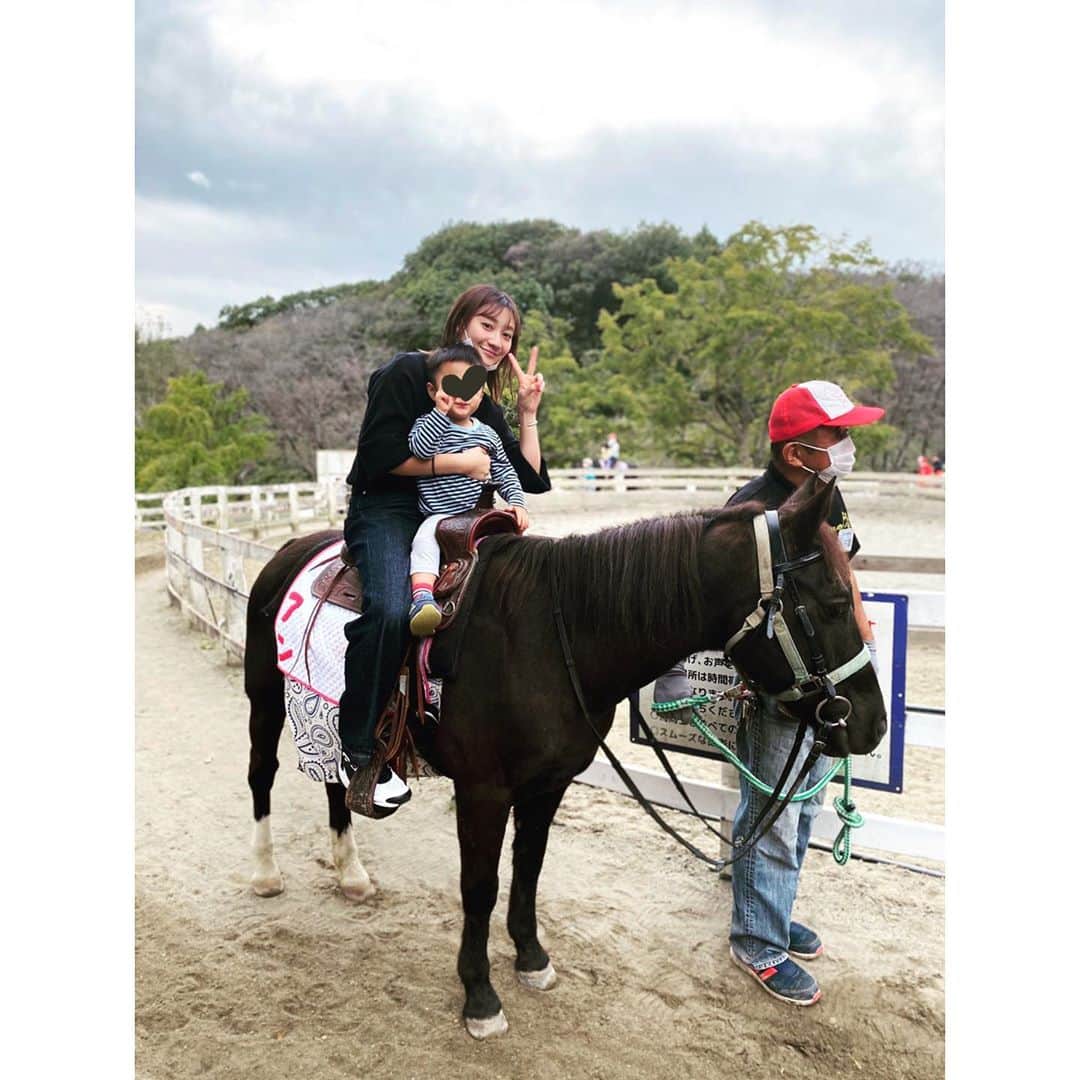 のインスタグラム：「息子、初乗馬✌️  #こどもの国#親子乗馬#2歳#27歳#姉弟#インドネシア#ハーフ#ren#eri#fam#love」