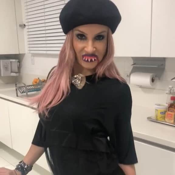 Claudia Leitteのインスタグラム：「Passando pra te lembrar que #Rodou estreia em 5 dias na sua vida e que vai ficar mais grudada no seu juízo que essa imagem pavorosa do post “Hallowínico”😂 De quinta pra sexta, à meia noite, hein?!」