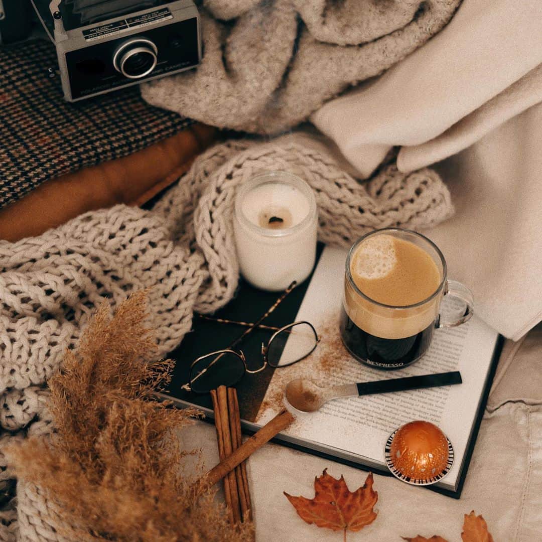 Nespressoさんのインスタグラム写真 - (NespressoInstagram)「A warm blanket, a good read, and our favourite coffee.   Taking cues from @beurl 's cozy autumn moment at home.  📷: @beurl  #Nespresso #Nespressomoments #Vertuo #CoffeeLover」11月1日 23時22分 - nespresso