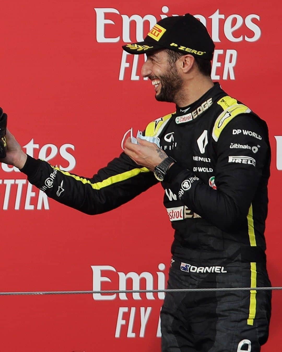 F1さんのインスタグラム写真 - (F1Instagram)「FINALLY a @danielricciardo shoey 🍾👞  How did it taste, @LewisHamilton 😝  🎥 @renaultf1team   #F1 #Formula1 #Ricciardo #Hamilton #Renault #Mercedes @mercedesamgf1」11月1日 23時37分 - f1
