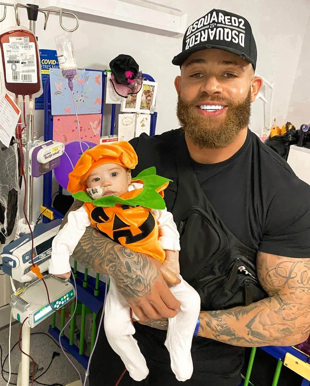 アシュリー・ケインさんのインスタグラム写真 - (アシュリー・ケインInstagram)「My Likkle Pumpkin 🎃❤️😍 . #halloween #babysfirsthalloween #leukemia #leukemiaawareness #leukemiawarrior #daddydaughter #daddysgirl」11月1日 23時37分 - mrashleycain