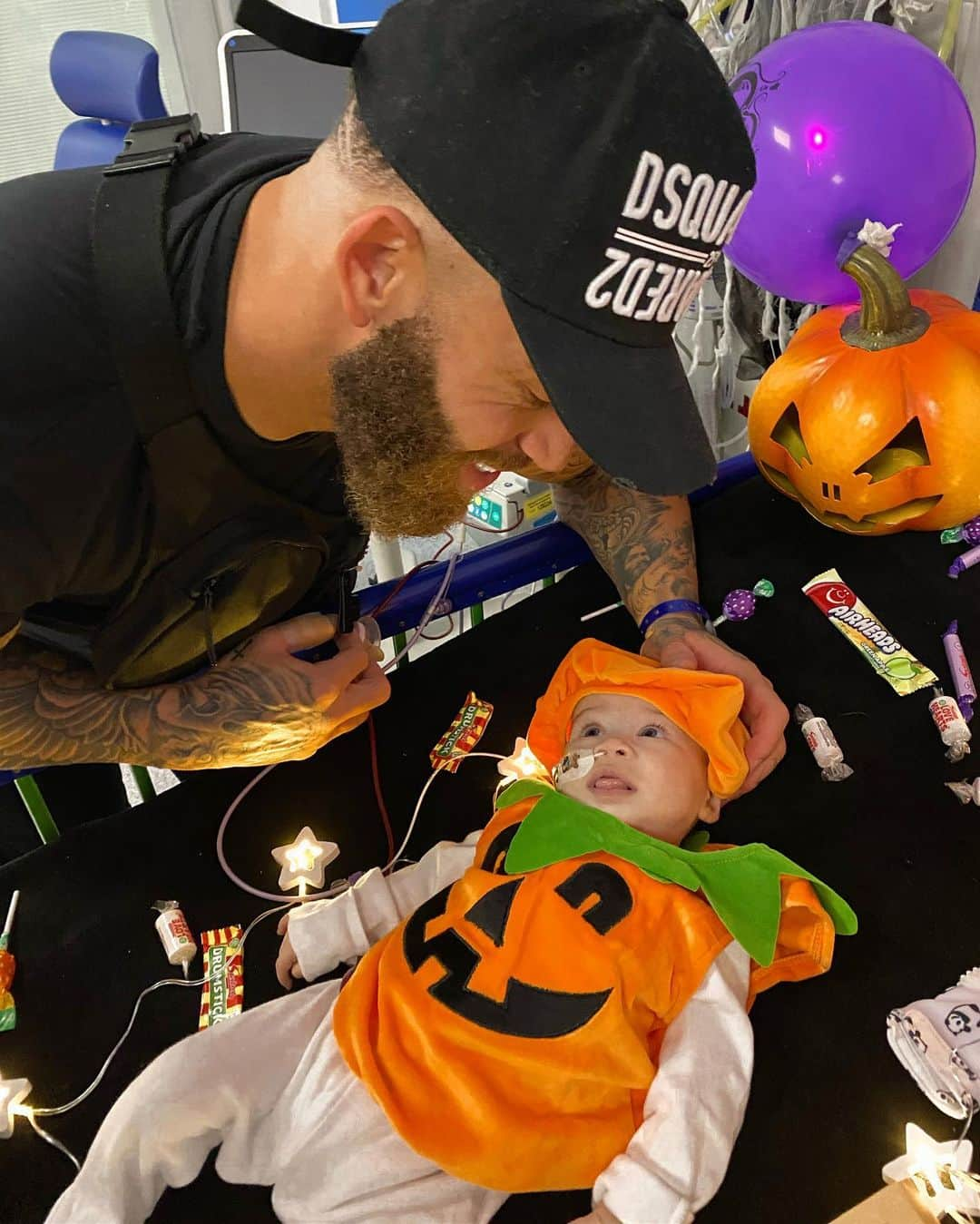 アシュリー・ケインさんのインスタグラム写真 - (アシュリー・ケインInstagram)「My Likkle Pumpkin 🎃❤️😍 . #halloween #babysfirsthalloween #leukemia #leukemiaawareness #leukemiawarrior #daddydaughter #daddysgirl」11月1日 23時37分 - mrashleycain