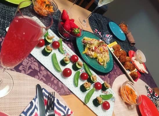 のインスタグラム：「. . 叔母のホームパーティーは いつもお洒落で楽しみ💐 . それぞれ自分の色んな話して みんな年齢は違うけど色んな角度からの言葉を 貰えて好きな時間。早く会って話したいな🍴 . . #homeparty #house #paty #aunt #family #love #fun #dinner #memories  #叔母 #ホームパーティー  #お洒落 #ディナー」