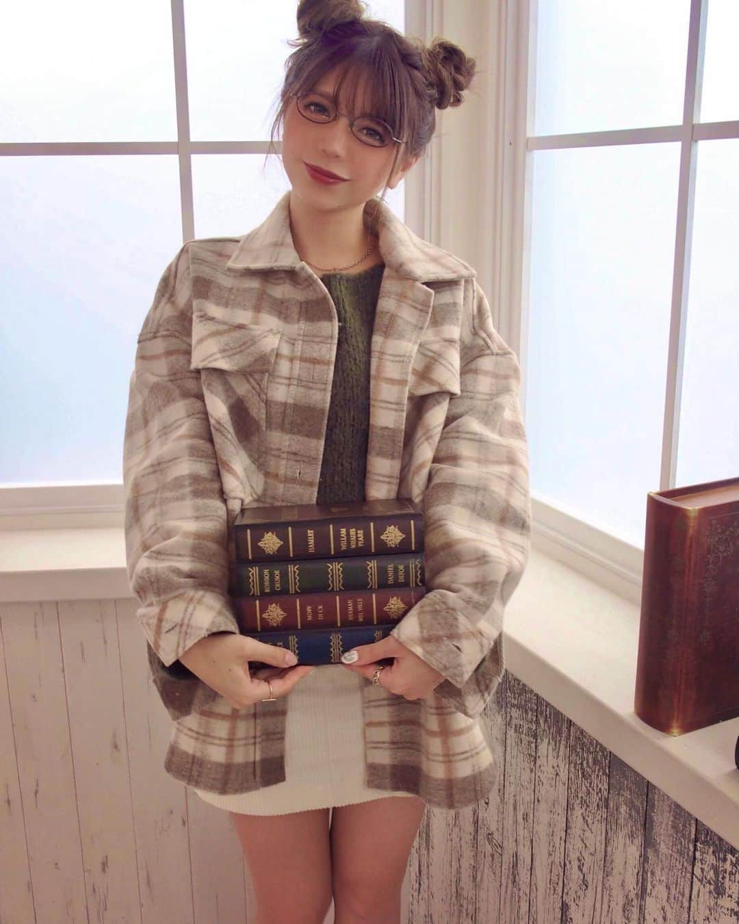 橘咲良のインスタグラム：「活字が苦手なので何かの読み聞かせ機能が欲しい(´•̥ ω •̥` )  #プルクラ #portrait  #Studio #ミーティア  #本 #活字アレルギー  #メガネ #お団子アレンジ  #GiorgioArmani  #ジョルジオアルマーニ  #autumn #秋ファッション  #キングラビッツ #橘咲良」