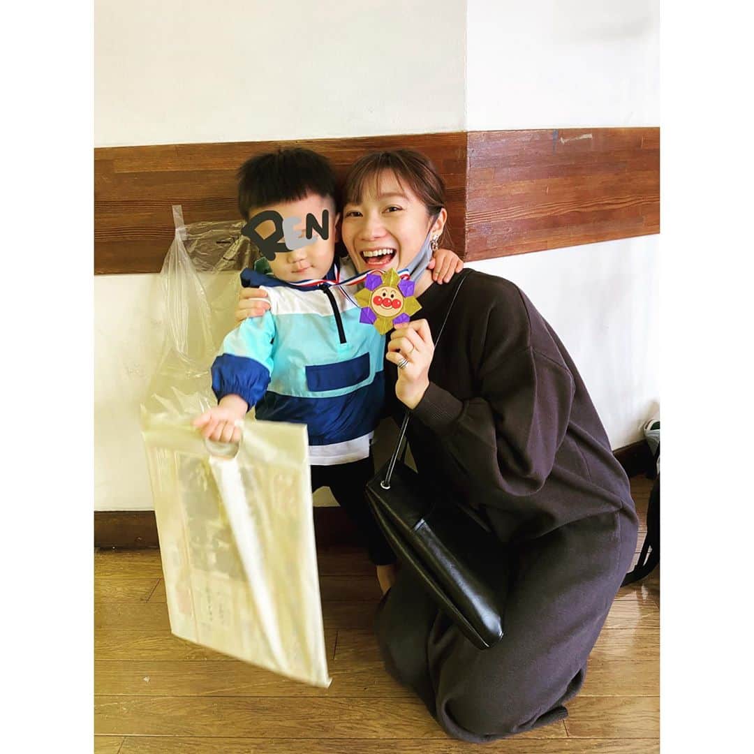 のインスタグラム：「運動会での一コマ🌻  #運動会#姉弟#閉会宣言やりとげた長女#頼もしかった#息子はとりあえず癒しでしかない#fam#love#2歳#4歳#27歳#二児の母#保育園ママ#今年の運動会はリレーがあったよ#燃えるね#親も一緒に燃えてしまう#よく頑張りました」