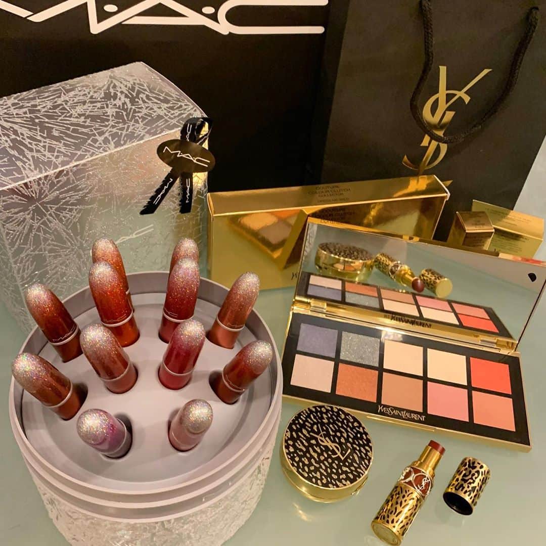 姫奈のインスタグラム：「. . . YSLとMACのクリスマスコフレ🎅✨ とにかく可愛いくって 見た瞬間に購入 🥺 MACのリップセットは旦那氏が 出張先で買って帰ってきてくれた ♡ どの色つけるか悩むね 🤣 ありがとう 🌷💖 . . . #cosmetics #cosmetic #ysl #yslbeauty #mac #maccosmetics #クリスマスコフレ」